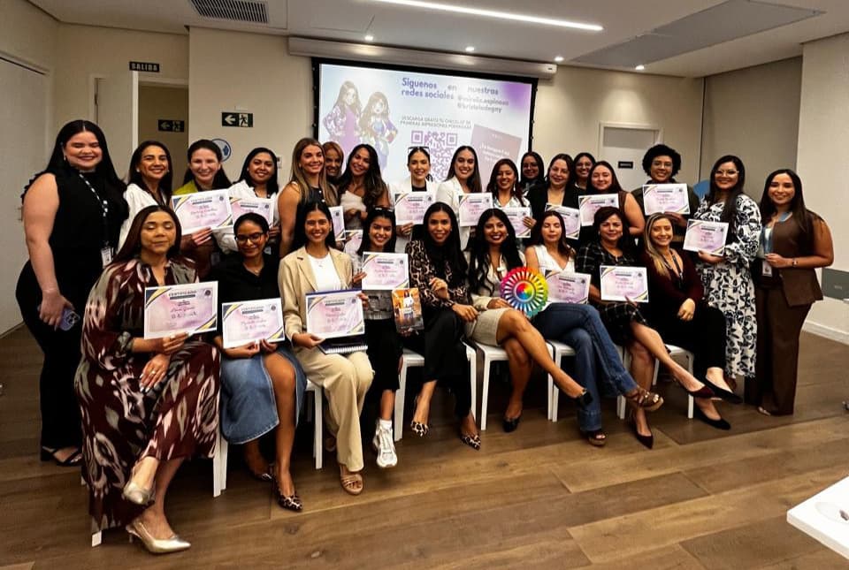 Grupo de mujeres profesionales sosteniendo sus certificados de Professional Mom Experiences